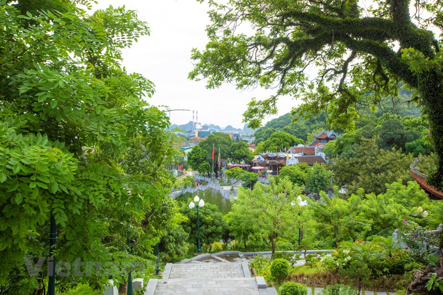 The location of Cua Ong Temple, on a hill that is about 100 metres high in Cua Ong ward of Cam Pha city, gives this relic site a beautiful view. In recent years, local authorities have also made efforts to make it more attractive to visitors by upgrading and expanding the site while still preserving its traditional cultural and historical values. While Cua Ong Temple was listed as a special national historical relic site in December 2017, the festival that kicks off in the second lunar month of every even year there was recognised as part of the national intangible cultural heritage in November 2016 (Photo: VietnamPlus)