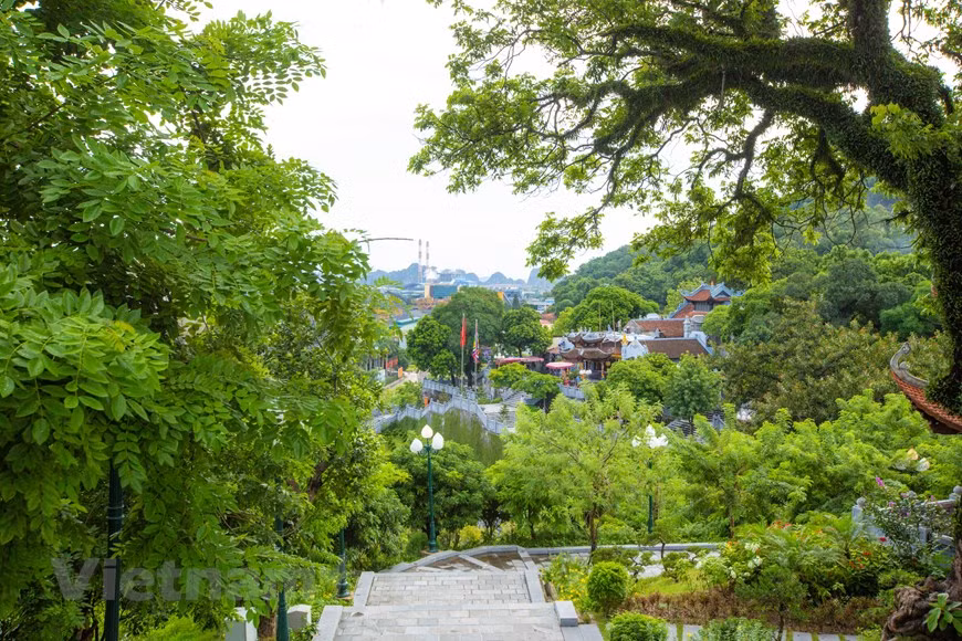 The location of Cua Ong Temple, on a hill that is about 100 metres high in Cua Ong ward of Cam Pha city, gives this relic site a beautiful view. In recent years, local authorities have also made efforts to make it more attractive to visitors by upgrading and expanding the site while still preserving its traditional cultural and historical values. While Cua Ong Temple was listed as a special national historical relic site in December 2017, the festival that kicks off in the second lunar month of every even year there was recognised as part of the national intangible cultural heritage in November 2016 (Photo: VietnamPlus)