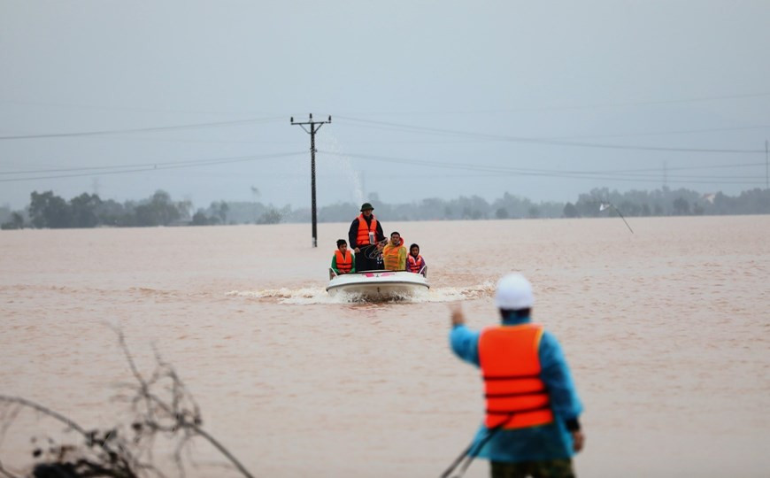 Rescue forces reach isolated people in Ngu Phuc village, Cam Vinh commune, Cam Xuyen district. (Photo: VNA)