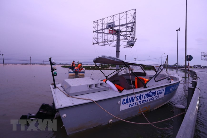 Rescue forces coordinate with local authorities to evacuate people in isolated areas to safe places. (Photo: VNA)