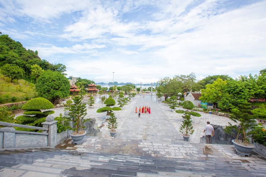 Another that makes Cua Ong Temple unique is that the site faces Bai Tu Long Bay, which is close to the world natural heritage site of Ha Long Bay. This gives it a special location – resting on the mountain and overlooking the sea. Along the way from the Lower Temple to the Upper Temple, visitors can admire the beauty of Bai Tu Long Bay, dotted with its numerous islands of all sizes. Bai Tu Long Bay is described as a secret heaven as it is less known than its sister Ha Long Bay. It covers the waters off the coast of Ha Long and Cam Pha cities, along with the island district of Van Don in Quang Ninh province (Photo: VietnamPlus)