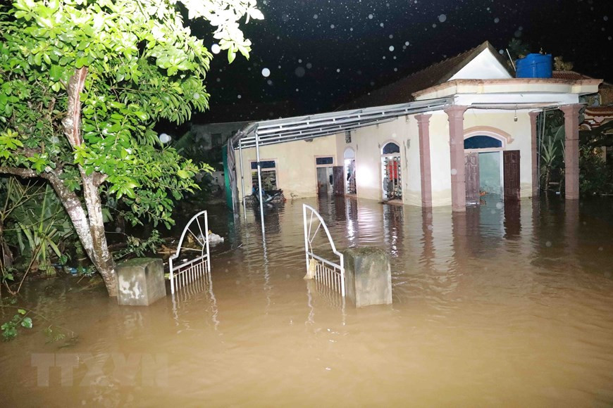 Ngu Phuc village, Cam Vinh commune, Cam Xuyen district is isolated because of flood. (Photo: VNA)