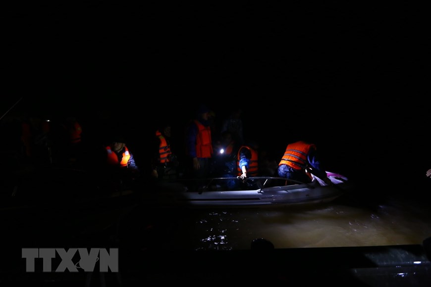 Rescue forces reach isolated people in Ngu Phuc village, Cam Vinh commune, Cam Xuyen district (Photo: VNA)