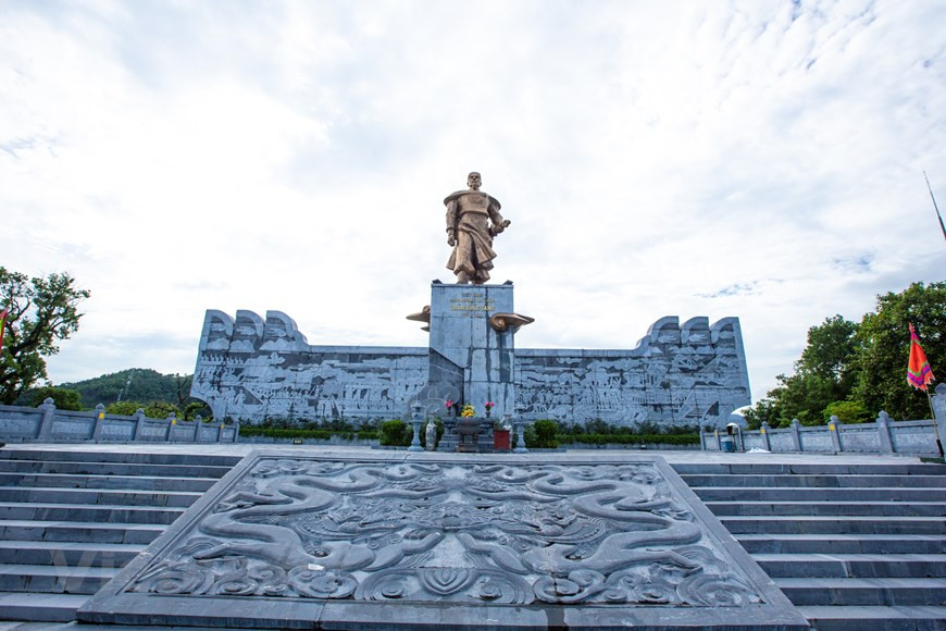 The statue of Tran Quoc Tang at Cua Ong Temple. This temple complex is a famous destination of spiritual tourism in Quang Ninh. This province is believed to hold great potential and advantages for developing cultural and spiritual tourism as it is home to a large number of cultural and historical relic sites associated with nearly 80 traditional festivals, most of which take place in spring. Apart from preserving cultural and historical values of local relic sites, authorities of the province have also been working hard to upgrade the sites, offer new tours, train local tour guides, develop accompanied services, and improve transport infrastructure leading to the relic sites (Photo: VietnamPlus) 