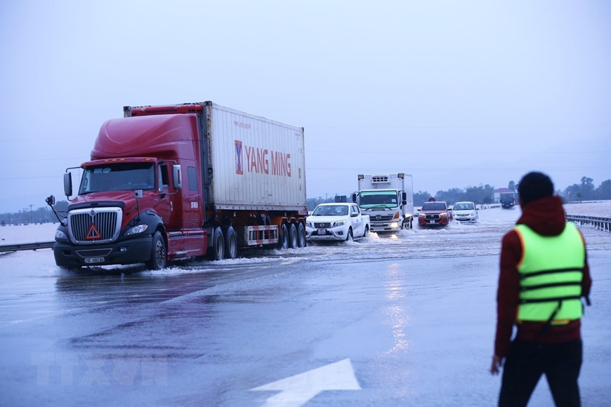 National Highway No.1 in Ha Tinh province is submerged (Photo: VNA)