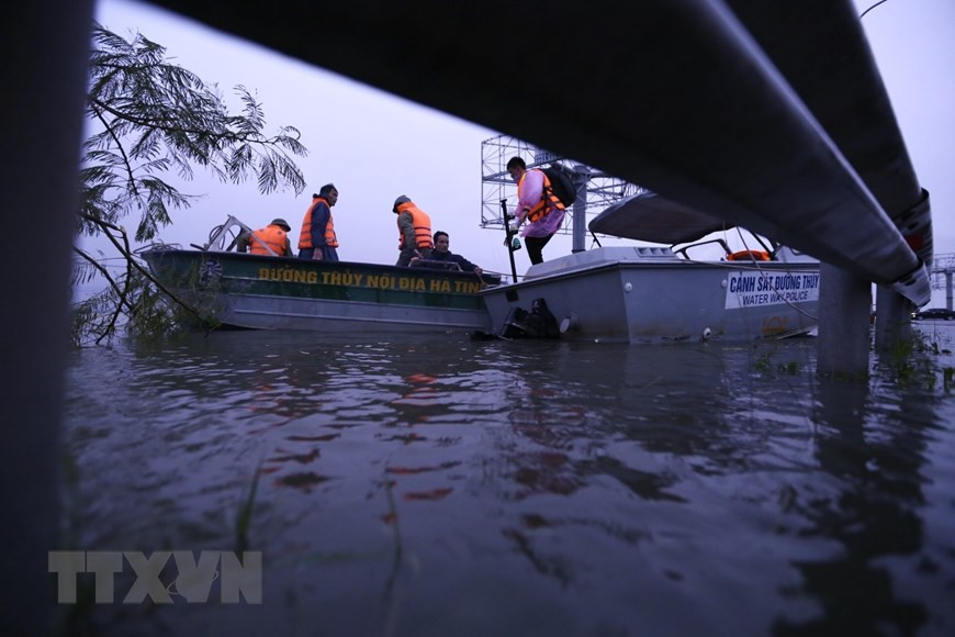 Rescue forces coordinate with local authorities to evacuate people in isolated areas to safe places (Photo taken at 5:30 pm, October 20, 2020). (Photo: VNA)