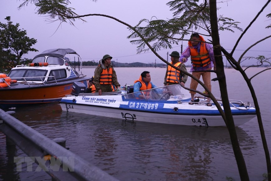 Rescue forces coordinate with local authorities to evacuate people in isolated areas to safe places. (Photo: VNA)