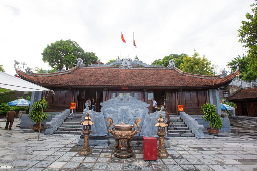 A temple in the Cua Ong Temple complex. Cua Ong Temple in Cam Pha city of Quang Ninh province is closely linked with the traditions and spiritual life of local people. Its festival, held in every even year, is the biggest of its kind in Cam Pha, attracting crowds of visitors from far and wide. It aims to commemorate Tran Quoc Tang’s contributions to defeating the Mongol enemy and bringing peace to the northeastern region of the country. The three victories over the invaders in 1258, 1285, and 1288 are regarded as among the greatest military feats in the world’s history (Photo: VietnamPlus)