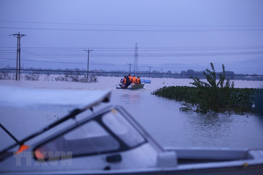 Rescue forces coordinate with local authorities to evacuate people in isolated areas to safe places (Photo taken at 5:30 pm, October 20, 2020). (Photo: VNA)