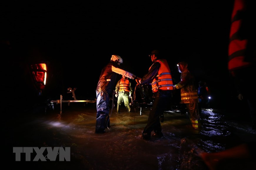 Rescue forces reach isolated people in Ngu Phuc village, Cam Vinh commune, Cam Xuyen district (Photo: VNA)