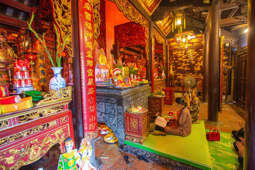 Women offer prayers at a temple of the complex. Cua Ong Temple is a popular destination of spiritual tourism in Quang Ninh. This province is believed to hold great potential and advantages for developing cultural and spiritual tourism as it is home to a large number of cultural and historical relic sites associated with nearly 80 traditional festivals, most of which take place in spring. Apart from preserving cultural and historical values of local relic sites, authorities of the province have also been working hard to upgrade the sites, offer new tours, train local tour guides, develop accompanied services, and improve transport infrastructure leading to relic sites (Photo: VietnamPlus)