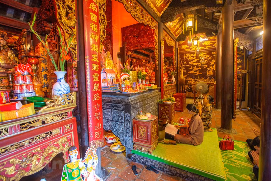 Women offer prayers at a temple of the complex. Cua Ong Temple is a popular destination of spiritual tourism in Quang Ninh. This province is believed to hold great potential and advantages for developing cultural and spiritual tourism as it is home to a large number of cultural and historical relic sites associated with nearly 80 traditional festivals, most of which take place in spring. Apart from preserving cultural and historical values of local relic sites, authorities of the province have also been working hard to upgrade the sites, offer new tours, train local tour guides, develop accompanied services, and improve transport infrastructure leading to relic sites (Photo: VietnamPlus)