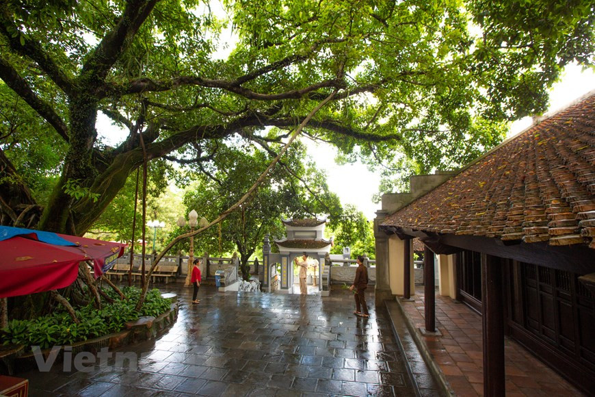 Cua Ong Temple is not only a destination of spiritual tourism but also boasts numerous historical and cultural values that are useful for educating the young about the country’s history and culture. In recent years, authorities of Cam Pha city have worked to promote values of this special national historical relic site. Vice Chairman of the Cam Pha People’s Committee Dinh Ngoc Chien said the city has been upgrading and expanding local historical, cultural, and architectural relic sites so as to preserve their values and attract visitors. Authorities are striving towards sustainable development of cultural and spiritual tourism so that it can contribute more to the common growth of the whole tourism sector as well as socio-economic development of Quang Ninh (Photo: VietnamPlus)