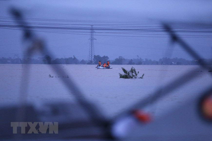 Rescue forces reach isolated people in Ngu Phuc village, Cam Vinh commune, Cam Xuyen district (Photo taken at 5:30 pm, October 20, 2020). (Photo: VNA)
