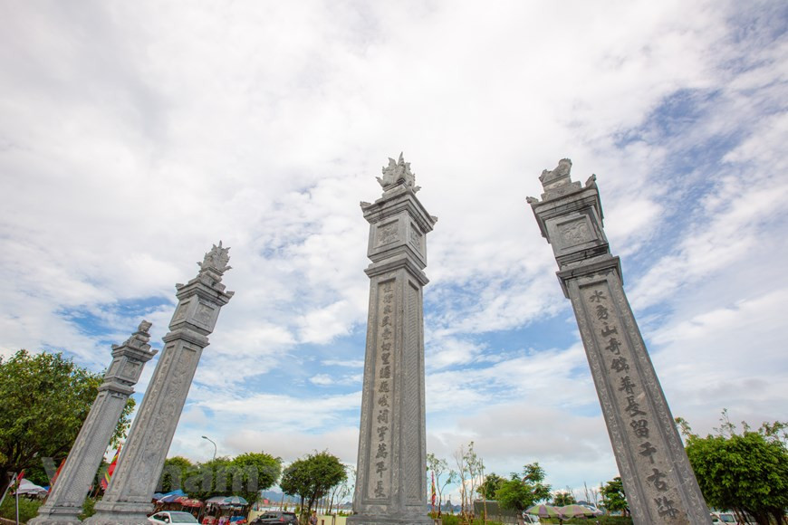 The Cua Ong Temple Festival, kicking off in the second lunar month, continues through the third lunar month with a wide range of activities, including incense offering rituals, cock fighting, Quan ho folk singing, boat racing, and folk games such as human chess, blindfolded clay pot breaking and tug of war. The boat racing by local residents represents their welcome for the gods and prayer for peace and bumper catch. In November 2016, together with 16 others nationwide, this festival was recognised as part of the national intangible cultural heritage by the Ministry of Culture, Sports and Tourism. Local authorities received the status certificate at an event on February 28, 2017 (Photo: VietnamPlus)