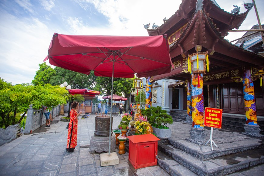 A woman offers prayers at Cua Ong Temple. The gods’ stories, royal appointment documents, as well as statues dating back to the 19th century kept at this temple complex are valuable historical records that tell later generations about the national construction and safeguarding process of the Tran Dynasty. Cua Ong Temple is also closely linked with the traditions and spiritual life of local people. Thanks to its special values, this temple was recognised as a national historical relic site by the Ministry of Culture and Information, now the Ministry of Culture, Sports and Tourism, in 1989. It was listed as a special national historical relic site by the Prime Minister in December 2017 (Photo: VietnamPlus)