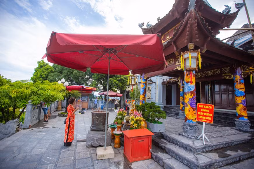 A woman offers prayers at Cua Ong Temple. The gods’ stories, royal appointment documents, as well as statues dating back to the 19th century kept at this temple complex are valuable historical records that tell later generations about the national construction and safeguarding process of the Tran Dynasty. Cua Ong Temple is also closely linked with the traditions and spiritual life of local people. Thanks to its special values, this temple was recognised as a national historical relic site by the Ministry of Culture and Information, now the Ministry of Culture, Sports and Tourism, in 1989. It was listed as a special national historical relic site by the Prime Minister in December 2017 (Photo: VietnamPlus)