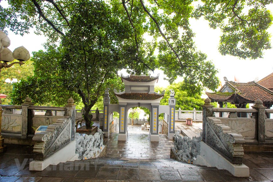 The three-door gate of a temple in the complex. The festival held at Cua Ong Temple on the third day of the eighth lunar month features an opening ceremony and a palanquin procession from Cua Ong Temple to a shrine in Trac Chan commune where the general was drifted in, and then back to the temple. A procession which is a special rite of the festival represents a patrol of the general and shows local people’s respect for him. Headed by a dragon dancing team, the procession is accompanied by several troupes in colourful costumes carrying colorful flags and beating drums. There is also an incense offering ceremony and the recreation of the legend about the general (Photo: VietnamPlus)
