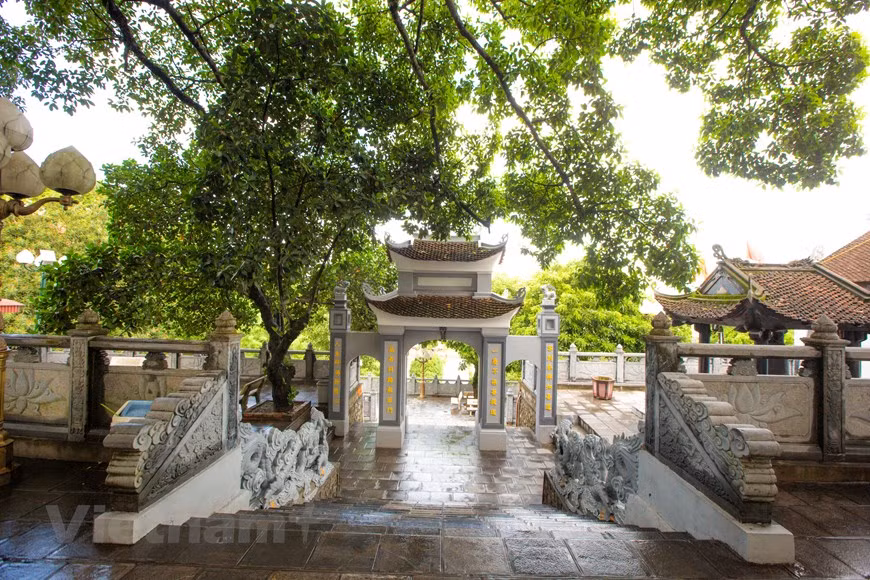 The three-door gate of a temple in the complex. The festival held at Cua Ong Temple on the third day of the eighth lunar month features an opening ceremony and a palanquin procession from Cua Ong Temple to a shrine in Trac Chan commune where the general was drifted in, and then back to the temple. A procession which is a special rite of the festival represents a patrol of the general and shows local people’s respect for him. Headed by a dragon dancing team, the procession is accompanied by several troupes in colourful costumes carrying colorful flags and beating drums. There is also an incense offering ceremony and the recreation of the legend about the general (Photo: VietnamPlus)