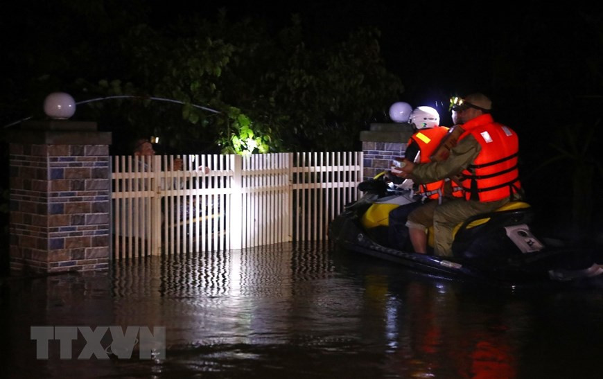 Rescue forces reach isolated people in Ngu Phuc village, Cam Vinh commune, Cam Xuyen district. (Photo: VNA)