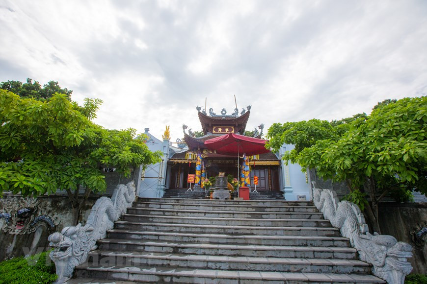 A temple in the Cua Ong Temple complex. This complex features Thuong (Upper) Temple, Trung (Middle) Temple, Ha (Lower) Temple, Cap Tien Temple that is dedicated to a daughter of Tran Quoc Tang, another dedicated to the Mother Goddesses, along with a Buddhist pagoda. Among them, the Upper Temple is the main one worshipping Tran Quoc Tang, a hero in the resistance wars against the Mongol invaders and guarding the country’s northeastern region under the Tran Dynasty. Tang is the third son of Tran Quoc Tuan, who was the commander-in-chief of the second and third resistance wars against the Mongol invaders and considered one of the most accomplished military tacticians in the world’s history (Photo: VietnamPlus)