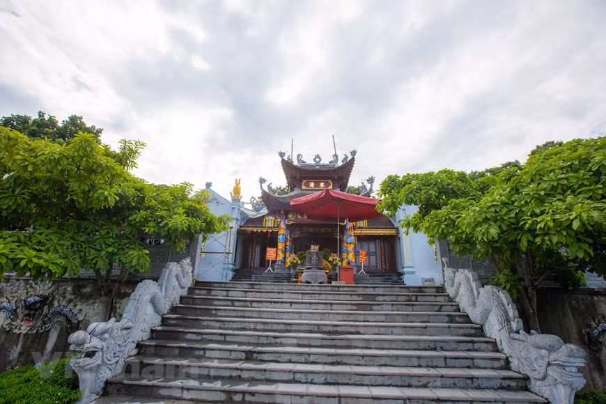 A temple in the Cua Ong Temple complex. This complex features Thuong (Upper) Temple, Trung (Middle) Temple, Ha (Lower) Temple, Cap Tien Temple that is dedicated to a daughter of Tran Quoc Tang, another dedicated to the Mother Goddesses, along with a Buddhist pagoda. Among them, the Upper Temple is the main one worshipping Tran Quoc Tang, a hero in the resistance wars against the Mongol invaders and guarding the country’s northeastern region under the Tran Dynasty. Tang is the third son of Tran Quoc Tuan, who was the commander-in-chief of the second and third resistance wars against the Mongol invaders and considered one of the most accomplished military tacticians in the world’s history (Photo: VietnamPlus)