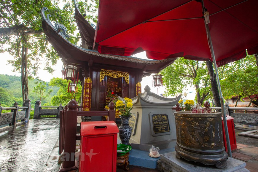 The tomb of Tran Quoc Tang behind the Thuong (Upper) Temple. Tran Quoc Tang (1252 – 1313) was a hero in the resistance wars against the Mongol invaders and guarding the country’s northeastern region under the Tran Dynasty (1225 – 1400). His father, Tran Quoc Tuan (also known as Tran Hung Dao), was the commander-in-chief of the second and third resistance wars against the Mongol invaders and considered one of the most accomplished military tacticians in the world’s history, leading the country to victories. The three triumphs over the enemy in 1258, 1285, and 1288 are regarded as one of the greatest military feats in the world (Photo: VietnamPlus)