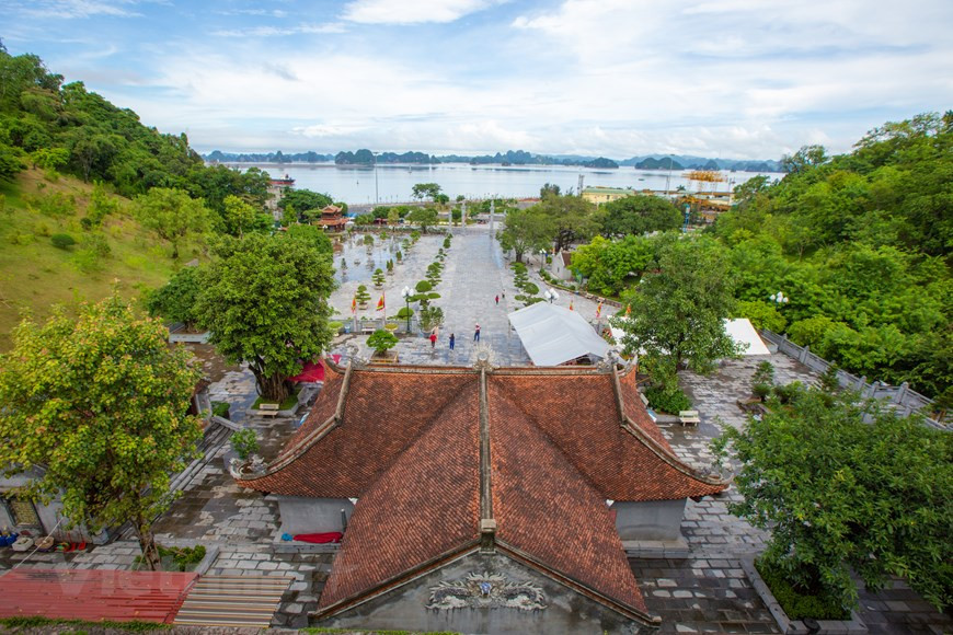 A view of Bai Tu Long Bay as seen from Cua Ong Temple. Thanks to its special location – resting on the mountain and overlooking the sea, the site has a rare and beautiful landscape. All of these factors have made Cua Ong Temple a magnet for visitors from across the country, thus greatly contributing to tourism development in Quang Ninh province. According to the provincial Tourism Department, due to COVID-19 impacts, Quang Ninh welcomed 5.8 million travellers between January and September 2020, only half of the figure recorded in the same time last year. It is striving to attract 3 million visitors in the fourth quarter (Photo: VietnamPlus)