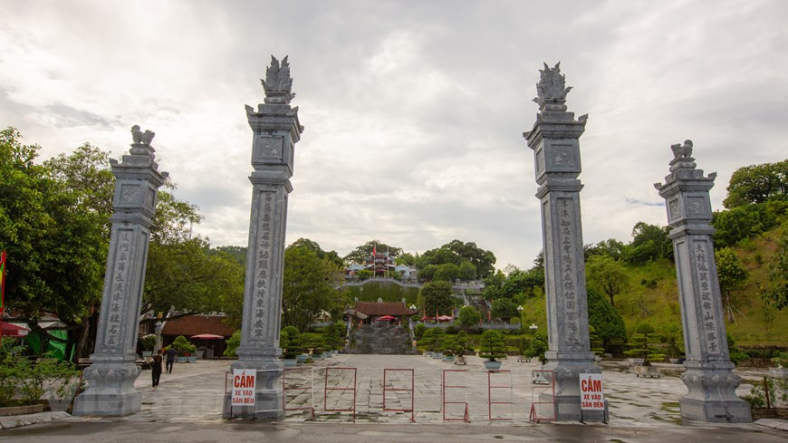 Columns that serve as the entrance to a temple in the Cua Ong Temple complex. The festival of Cua Ong Temple is held biennially, from the second to the fourth day of the second lunar month, with a number of rituals and festive activities. The event is meant to commemorate Tran Quoc Tang’s contributions to defeating the Mongol invaders and bringing peace to the northeastern region of the country. Festivities, including rituals and palanquin processions, usually last until the end of the third lunar month. The main festive days fall on the third and fourth days of the second lunar month (Photo: VietnamPlus)