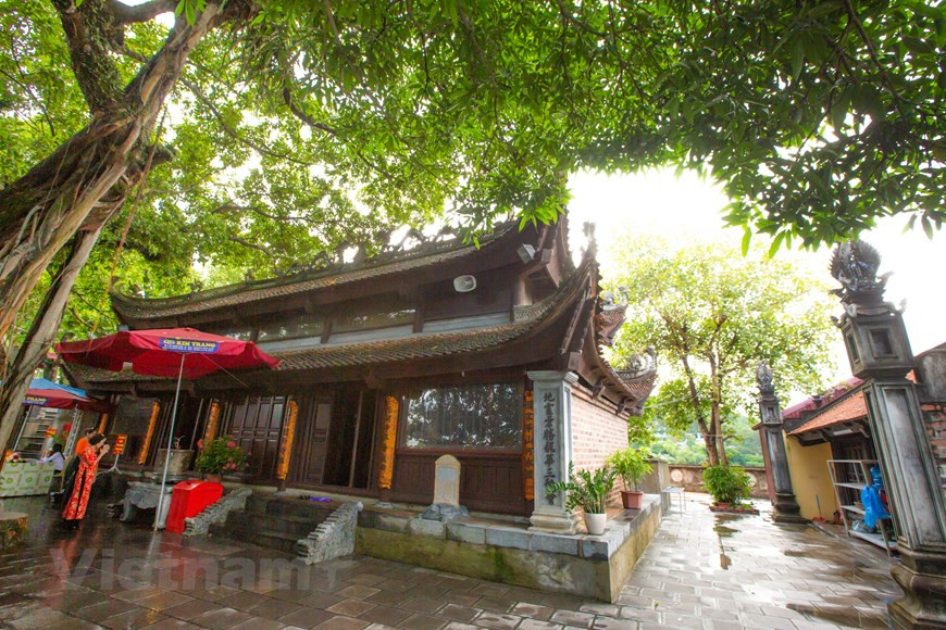 Dating back over 700 years, the Cua Ong Temple complex features the Upper Temple, Middle Temple, Lower Temple, Cap Tien Temple, another dedicated to the Mother Goddesses, along with a Buddhist pagoda. Among them, the Upper Temple is the main one worshipping Tran Quoc Tang (1252 – 1313), a hero in the resistance wars against the Mongol invaders and guarding the country’s northeastern region under the Tran Dynasty. Besides the main festival in the second lunar month, another takes place on the third day of the eighth lunar month to commemorate the death of Tran Quoc Tang. Tang was the third son of Tran Quoc Tuan, who led the country to two of the three victories against the Mongol invaders (Photo: VietnamPlus)