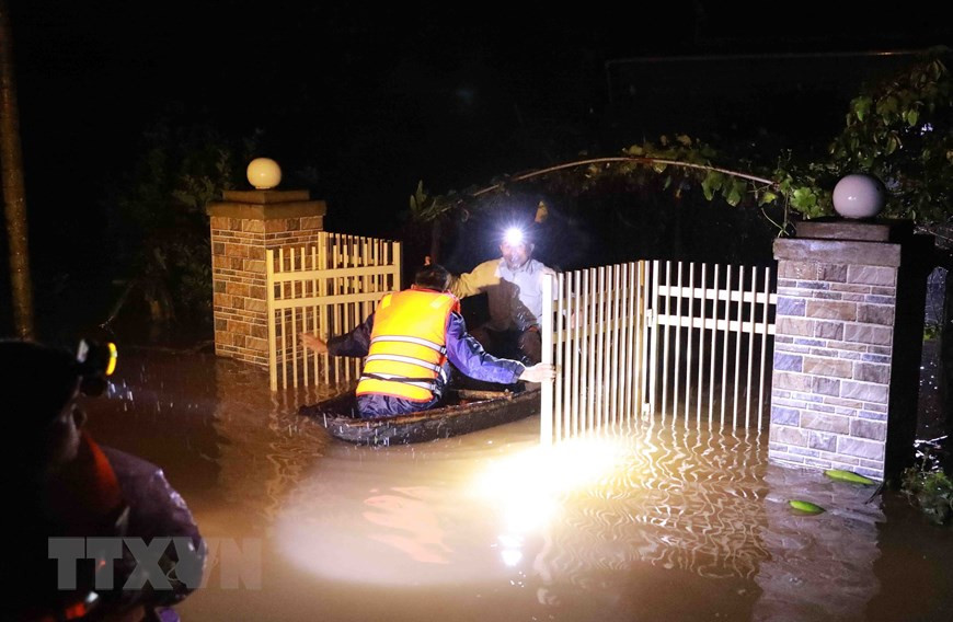 Rescue forces reach isolated people in Ngu Phuc village, Cam Vinh commune, Cam Xuyen district. (Photo: VNA)