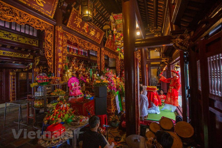 The worship of the Mother Goddesses is practiced at the Cua Ong Temple complex. This complex features many relics that are dedicated to not only Tran Quoc Tang or famed generals of the Tran Dynasty. They also include a temple dedicated to the Mother Goddesses. The practices related to the Vietnamese people’s beliefs in the Mother Goddesses of Three Realms (heaven, water, and mountains and forests), which have been passed down from generation to generation, were inscribed on the Representative List of the Intangible Cultural Heritage of Humanity by UNESCO in 2016. The worship of the Mother Goddesses also contributes to the appreciation of women and their roles in society (Photo: VietnamPlus)