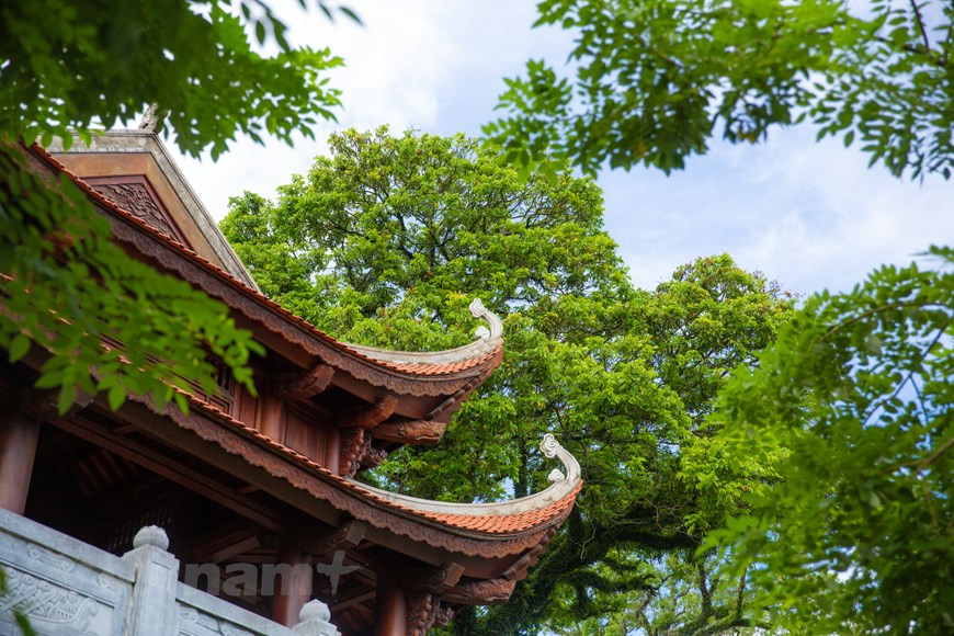 The roof of a structure at Cua Ong Temple. The festival of Cua Ong Temple is held biennially, from the second to the fourth day of the second lunar month every even year, with a number of rituals and festive activities. The event is held to pay tribute to Tran Quoc Tang, who contributed to defeating the Mongol invaders and bringing peace to the northeastern region of the country. Festivities, including rituals, parades, and palanquin processions, usually last until the end of the third lunar month. The main festive days fall on the third and fourth days of the second lunar month (Photo: VietnamPlus)
