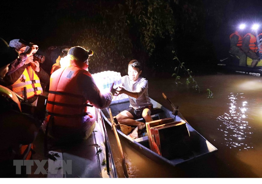 Rescue forces reach isolated people in Ngu Phuc village, Cam Vinh commune, Cam Xuyen district. (Photo: VNA)