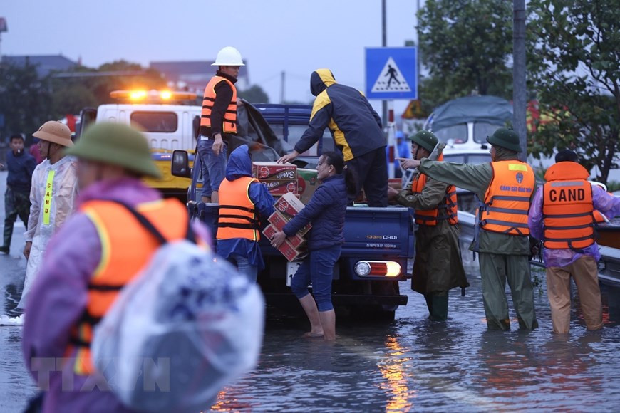 Rescue forces reach isolated people in Ngu Phuc village, Cam Vinh commune, Cam Xuyen district. (Photo: VNA)