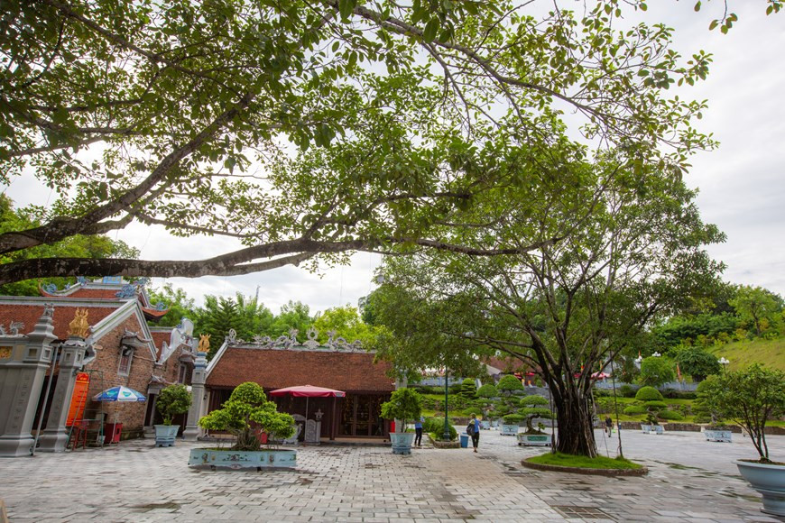 A temple in the Cua Ong Temple complex. Apart from Cua Ong Temple, the northeastern province of Quang Ninh is also home to a number of other destinations of spiritual tourism, including the Complex of Yen Tu Monuments and Landscape in Uong Bi city, Ba Vang Pagoda in Uong Bi, Cai Bau Pagoda in Van Don district, Ho Thien Pagoda in Dong Trieu town, along with Long Tien and Loi Am pagodas in Ha Long city. These sites attract a large number of visitors, especially in the spring when they come to pray for a new year of peace, good luck, good health, and prosperity (Photo: VietnamPlus)