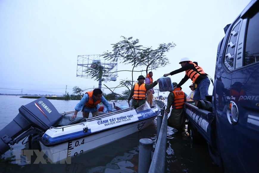 Rescue forces reach isolated people in Ngu Phuc village, Cam Vinh commune, Cam Xuyen district. (Photo: VNA)