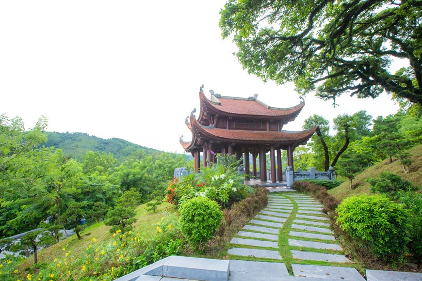 A traditional-style resting place at Cua Ong Temple. Apart from this temple complex, the northeastern province of Quang Ninh is also home to a number of other destinations of spiritual tourism, including the Complex of Yen Tu Monuments and Landscape in Uong Bi city, Ba Vang Pagoda in Uong Bi, Cai Bau Pagoda in Van Don district, Ho Thien Pagoda in Dong Trieu town, along with Long Tien and Loi Am pagodas in Ha Long city. These sites are magnets for tourists from across the country, especially in the spring when they come to pray for peace, good luck, good health, and prosperity in a new year (Photo: VietnamPlus)
