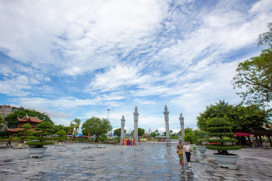 Besides the main festival in the second lunar month, another takes place on the third day of the eighth lunar month to commemorate the death of Tran Quoc Tang. The festival features an opening ceremony and a palanquin procession from Cua Ong Temple to a shrine in Trac Chan commune where the general was drifted in, and then back to the temple. A procession which is a special rite of the festival represents a patrol of the general and shows local people’s respect for him. Headed by a dragon dancing team, the procession is accompanied by several troupes in colourful costumes carrying colorful flags and beating drums. There is also an incense offering ceremony and the recreation of the legend about the general (Photo: VietnamPlus)