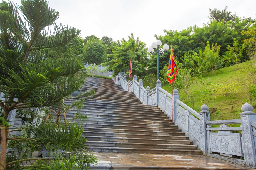 A stone stairway leading to some temples of the complex. Among the relics there, the Upper Temple is the main one worshipping Tran Quoc Tang. The complex is located on a hill that is about 100 metres high in Cua Ong ward of Cam Pha city, Quang Ninh province. It is around 40km to the northeast of downtown Ha Long, another city of Quang Ninh. Cua Ong Temple also faces Bai Tu Long Bay, which is close to the world natural heritage site of Ha Long Bay. All of these features give it a special location which rests on the mountain and overlooks the sea (Photo: VietnamPlus)