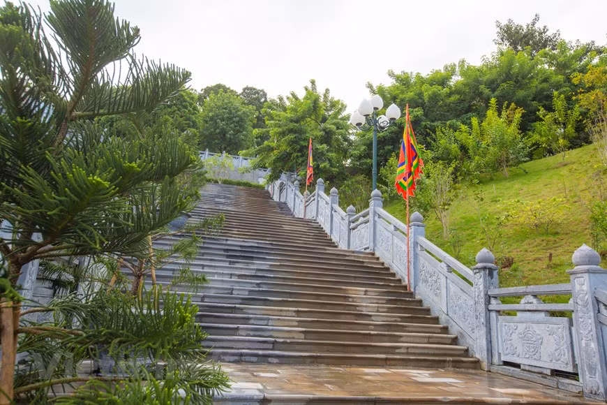 A stone stairway leading to some temples of the complex. Among the relics there, the Upper Temple is the main one worshipping Tran Quoc Tang. The complex is located on a hill that is about 100 metres high in Cua Ong ward of Cam Pha city, Quang Ninh province. It is around 40km to the northeast of downtown Ha Long, another city of Quang Ninh. Cua Ong Temple also faces Bai Tu Long Bay, which is close to the world natural heritage site of Ha Long Bay. All of these features give it a special location which rests on the mountain and overlooks the sea (Photo: VietnamPlus)
