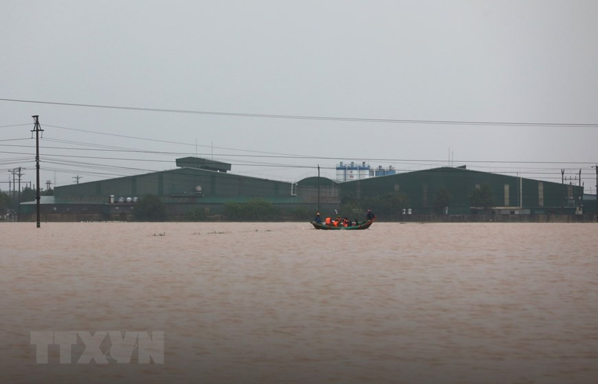 Ngu Phuc village, Cam Vinh commune, Cam Xuyen district is isolated because of flood. (Photo: VNA)