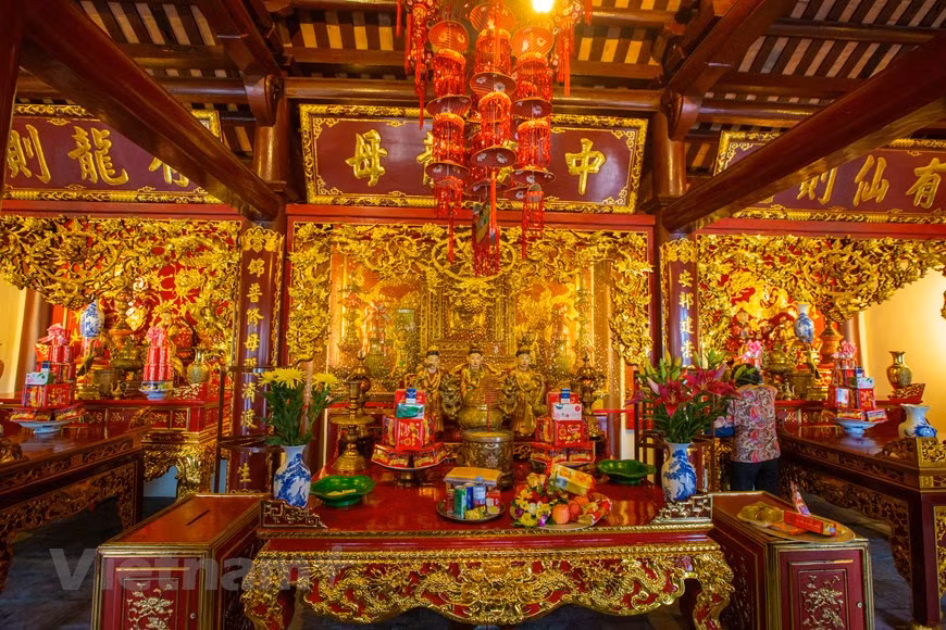 There are 34 intricately carved statues of all sizes with high artistic values in the temple at present. The temple is dedicated to Tran Quoc Tang, a hero in the resistance wars against the Mongol invaders and guarding the country’s northeastern region under the Tran Dynasty. He was the third son of Tran Quoc Tuan, also known as Tran Hung Dao, who led the country to two of the three victories against the Mongol invaders, in 1285 and 1288, along with many other contributors to the triumphs over the Mongol invaders in the 13th century. This temple is known as the only one in Vietnam worshipping all the family members and inferior generals of Tran Quoc Tuan (Photo: VietnamPlus)