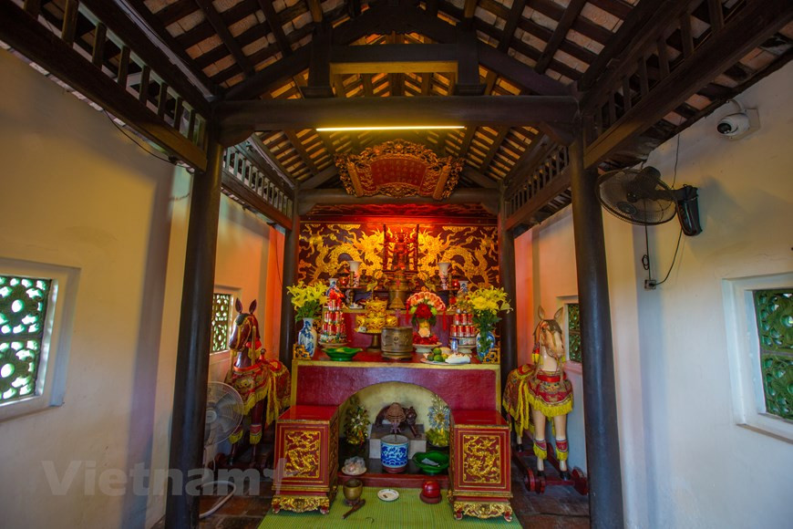 A worshipping hall of Cua Ong Temple. The festival of Cua Ong Temple is held biennially, from the second to the fourth day of the second lunar month, with a number of rituals and festive activities. The event is meant to pay tribute to Tran Quoc Tang, who greatly contributed to defeating the Mongol invaders and bringing peace to the northeastern region of the country in the 13th century. Festivities, including rituals and palanquin processions, usually last until the end of the third lunar month. The main festive days fall on the third and fourth days of the second lunar month (Photo: VietnamPlus)
