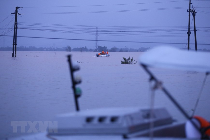 Rescue forces coordinate with local authorities to evacuate people in isolated areas in Ha Tinh province to safe places (Photo taken at 5:30 pm, October 20, 2020). (Photo: VNA)