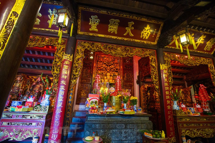 Altars, intricate carvings, along with red-lacquered and gold-inlaid boards engraved with the old script’s characters at a temple in the complex. These traditional-style decorations also contribute to the uniqueness of Cua Ong Temple, one of the most beautiful temples in Vietnam. The Cua Ong Temple Festival, kicking off in the second lunar month, continues through the third lunar month with a wide range of activities, including incense offering rituals, cock fighting, Quan ho folk singing, boat racing, and folk games such as human chess, blindfolded clay pot breaking, tug of war. In November 2016, it was recognised as part of the national intangible cultural heritage by the Ministry of Culture, Sports and Tourism (Photo: VietnamPlus)
