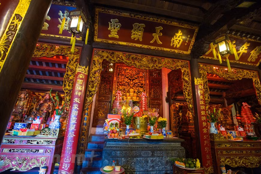 Altars, intricate carvings, along with red-lacquered and gold-inlaid boards engraved with the old script’s characters at a temple in the complex. These traditional-style decorations also contribute to the uniqueness of Cua Ong Temple, one of the most beautiful temples in Vietnam. The Cua Ong Temple Festival, kicking off in the second lunar month, continues through the third lunar month with a wide range of activities, including incense offering rituals, cock fighting, Quan ho folk singing, boat racing, and folk games such as human chess, blindfolded clay pot breaking, tug of war. In November 2016, it was recognised as part of the national intangible cultural heritage by the Ministry of Culture, Sports and Tourism (Photo: VietnamPlus)