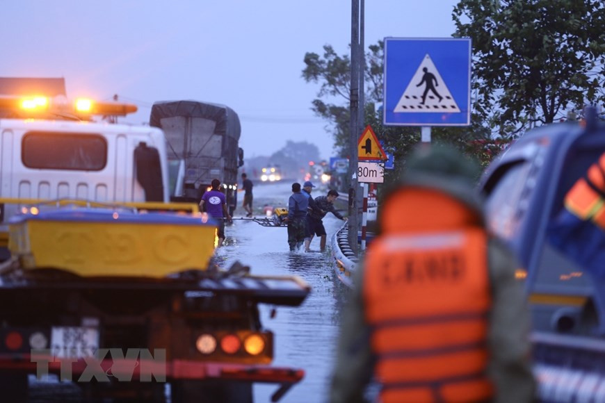 Rescue forces coordinate with local authorities to evacuate people in isolated areas to safe places. (Photo: VNA)