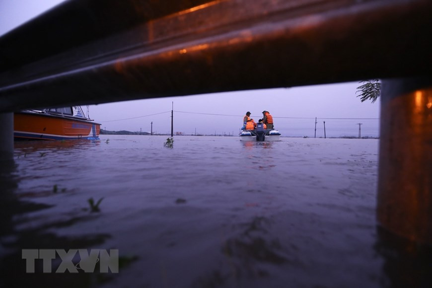 Rescue forces coordinate with local authorities to evacuate people in isolated areas to safe places. (Photo: VNA)