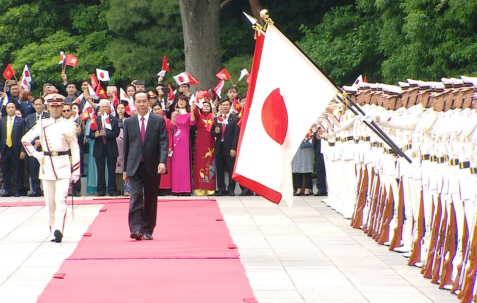 President Tran Dai Quang reviews the guard of honour at the welcome ceremony on May 30 (Photo: VNA)